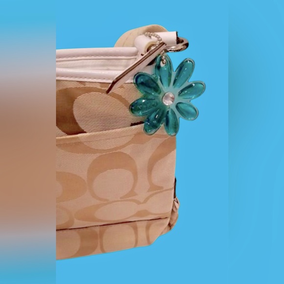 EUC Coach Signature C Kyra Daisy Canvas File Crossbody Bag w/Hang Tag - Picture 4 of 5